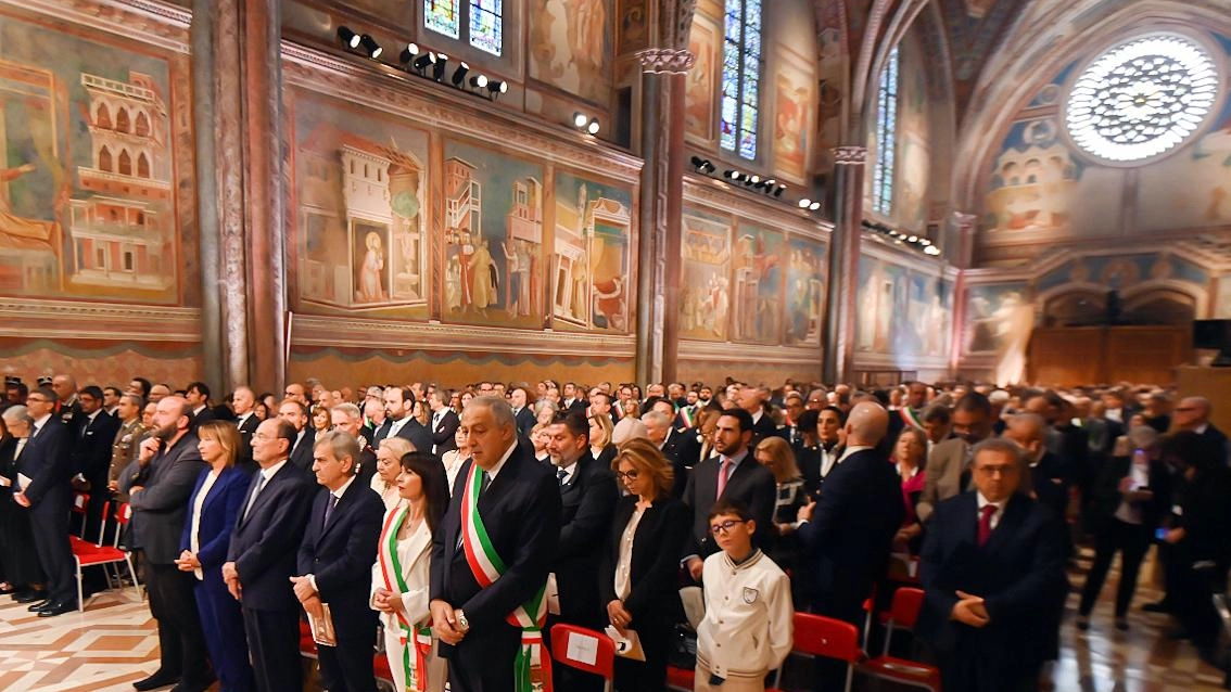 Ad Assisi la Sicilia con cinquemila pellegrini accende la lampada votiva sulla tomba del Poverello. E parte l’appello al Governo di Davide Rondoni, presidente del Comitato per l’ottavo centenario. Ad Assisi la Sicilia con cinquemila pellegrini accende la lampada votiva sulla tomba del Poverello. E parte l’appello al Governo di Davide Rondoni, presidente del Comitato per l’ottavo centenario.
