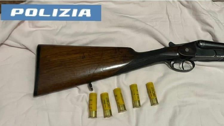 Un fucile a “canne mozze“ in casa, arrestato Un fucile a “canne mozze“ in casa, arrestato