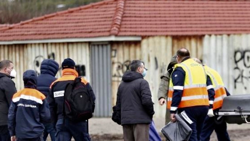 O corpo de Elisa Bongiorni, o Portaltette cai em uma vala com a scooter em Sarzana, foi trazida da corrente do mar para a praia em Marina di Carrara