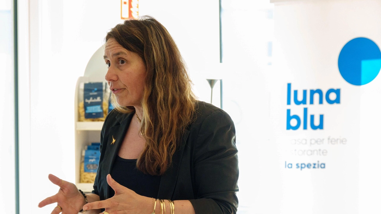 Il ministro per le disabilità Alessandra Locatelli in visita al ristorante ’Luna Blu’ Il ministro per le disabilità Alessandra Locatelli in visita al ristorante ’Luna Blu’
