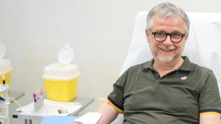 L'assessore Simone Bezzini mentre dona il sangue L'assessore Simone Bezzini mentre dona il sangue
