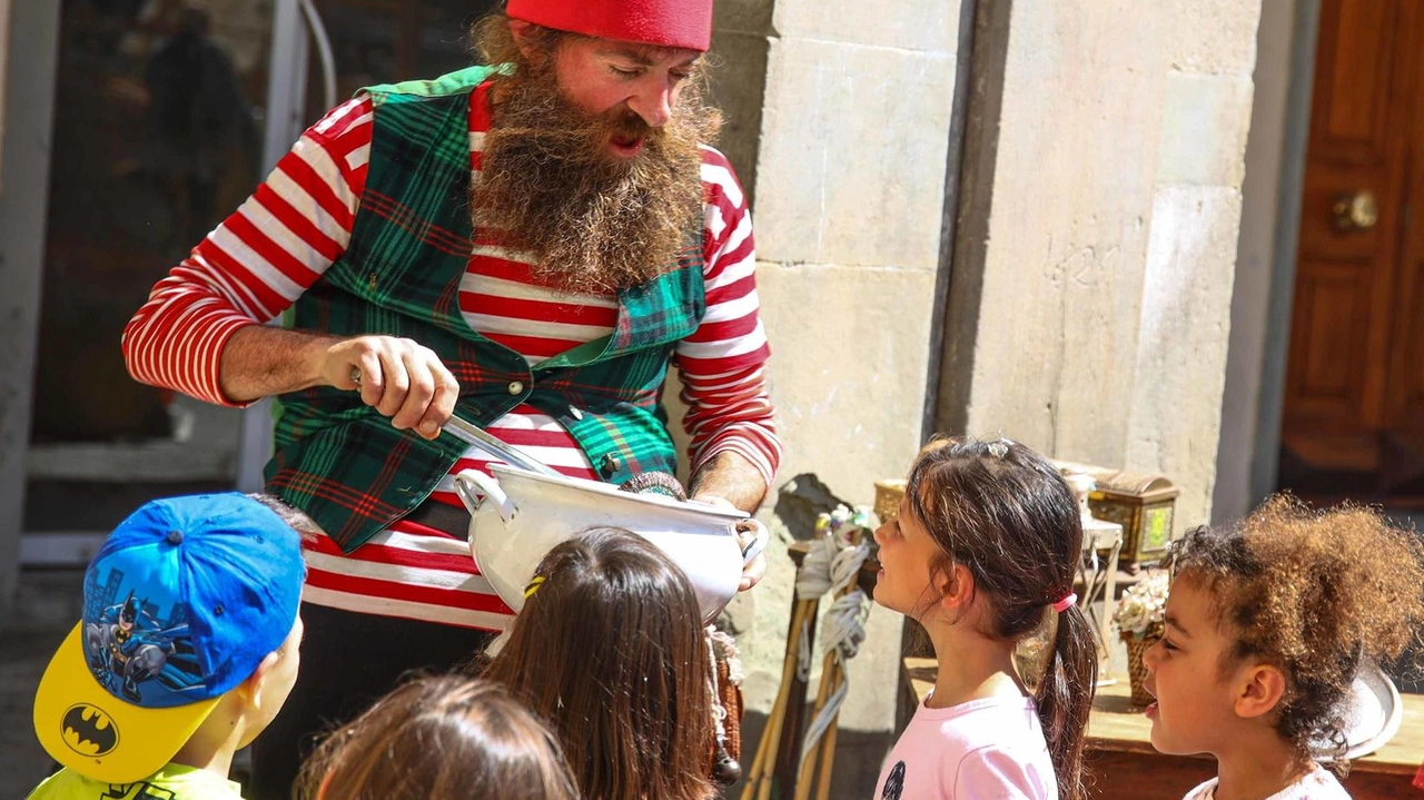 Una festa in piazza dei Leoni, a Empoli, con intrattenimento e giochi per i più piccoli (foto archivio Gasperini/FotoCronacheGermogli)