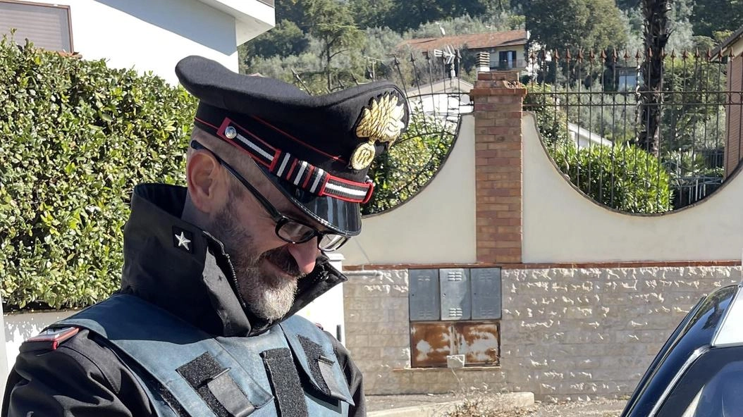 Un cinquantenne di Fucecchio, affetto da Hiv, evade la pena scontando gli arresti domiciliari. Coinvolto in truffa a negozio di Lucca, aggiunge reati alla sua lunga lista.