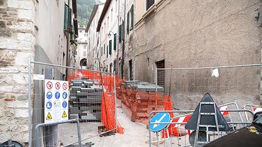 Gli interventi in corso nella zona di via Fabiani, al centro di Gubbio Gli interventi in corso nella zona di via Fabiani, al centro di Gubbio