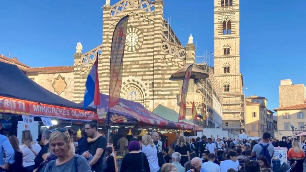 Prato, Mercato Internazionale in piazza Duomo Prato, Mercato Internazionale in piazza Duomo
