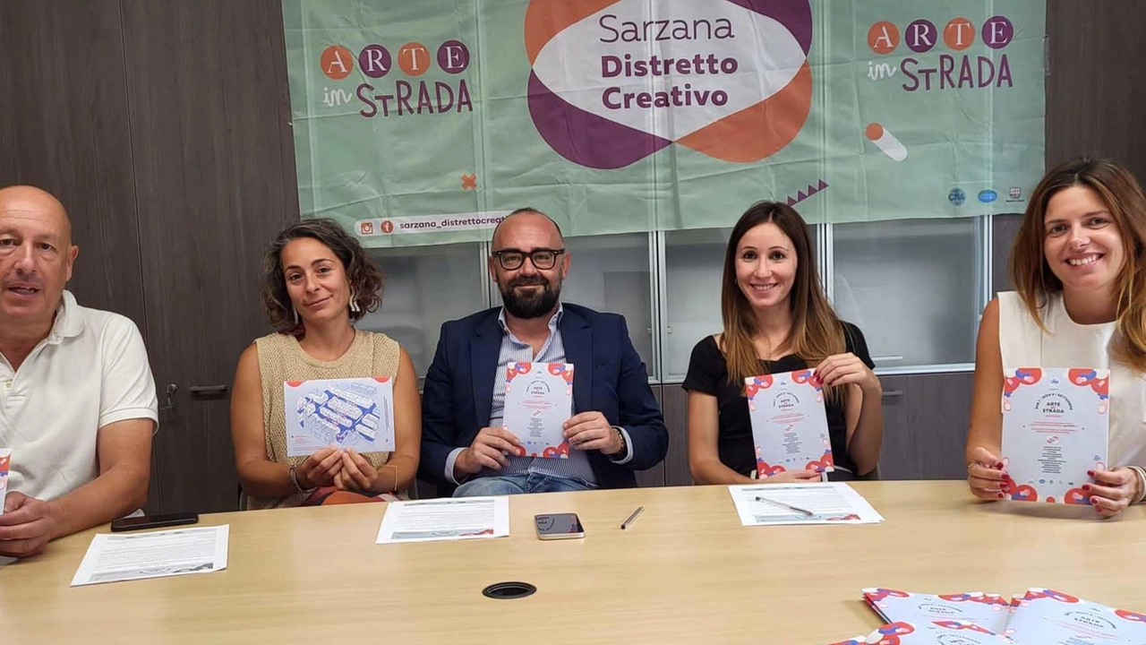 L’assessore Luca Ponzanelli, al centro, insieme agli organizzatori e direttori artistici della rassegna che si svolgerà nel centro storico nel fine settimana L’assessore Luca Ponzanelli, al centro, insieme agli organizzatori e direttori artistici della rassegna che si svolgerà nel centro storico nel fine settimana