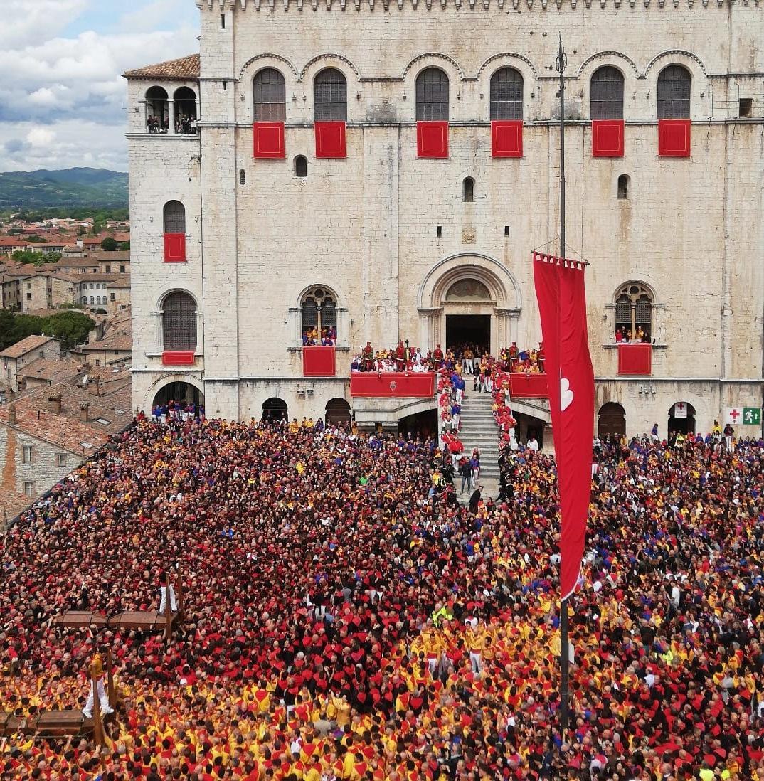 https://www.lanazione.it/image-service/view/acePublic/alias/contentid/YjU2NGRiMjctOWZjZi00/0/gubbio-la-sfida-sicurezza-il-sistema-ha-funzionato-lo-dimostra-la-festa-dei-ceri.jpeg
