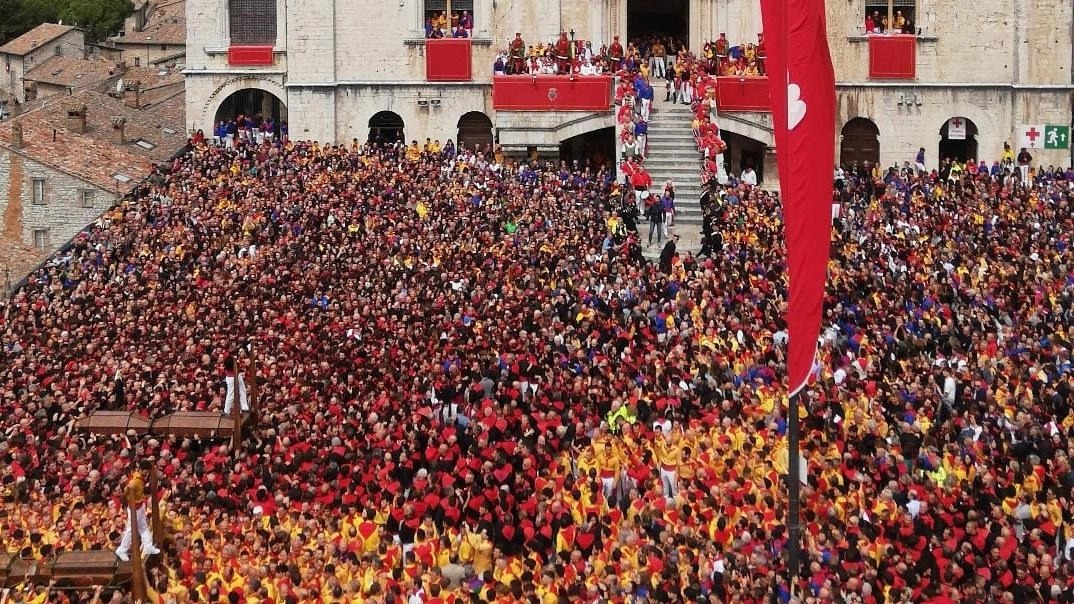 La piazza stracolma per la Festa dei Ceri del 15 maggio: imponenti le misure di sicurezza La piazza stracolma per la Festa dei Ceri del 15 maggio: imponenti le misure di sicurezza