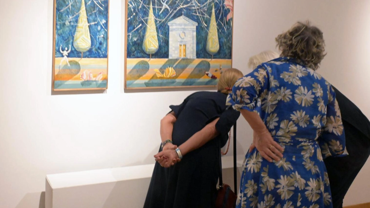 Visitatori alla mostra “Il mito tra sacro e profano nelle opere di Elio Lutri e Stefano Carlo Vecoli”, aperta fino al 3 agosto al Palazzo delle Esposizioni Visitatori alla mostra “Il mito tra sacro e profano nelle opere di Elio Lutri e Stefano Carlo Vecoli”, aperta fino al 3 agosto al Palazzo delle Esposizioni