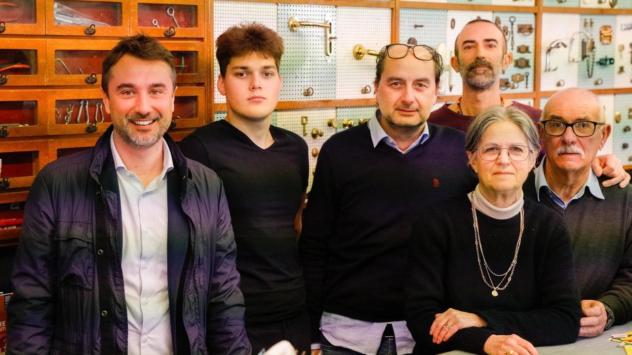 La storica Ferramenta Saccenti festeggia un secolo di attività familiare, adattandosi ai cambiamenti del mercato locale.