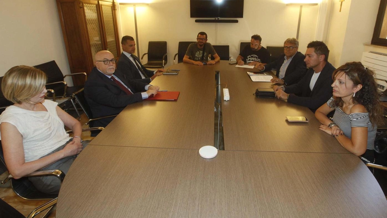Il tavolo tra il prefetto Valerio Massimo Romeo, i sindacati territoriali e le Rsu dello stabilimento Beko di viale Toselli. «Sono a l fianco dei lavoratori», ha detto il rappresentante del Governo Il tavolo tra il prefetto Valerio Massimo Romeo, i sindacati territoriali e le Rsu dello stabilimento Beko di viale Toselli. «Sono a l fianco dei lavoratori», ha detto il rappresentante del Governo