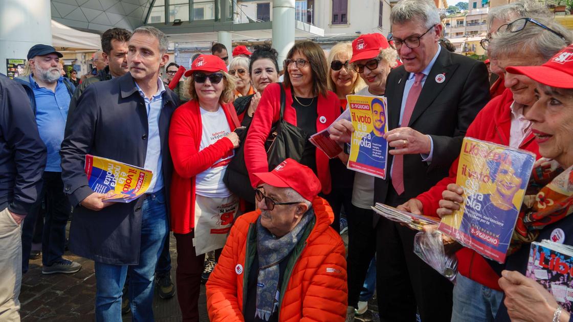 Landini chiama il ’Sì’. Il segretario della Cgil visita i presidi del lavoro Landini chiama il ’Sì’. Il segretario della Cgil visita i presidi del lavoro