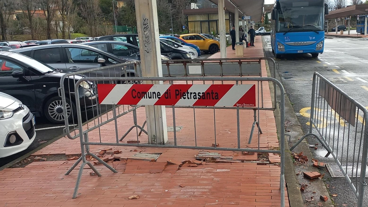 Le transenne del Comune intorno alla pavimentazione rotta al terminal bus Le transenne del Comune intorno alla pavimentazione rotta al terminal bus