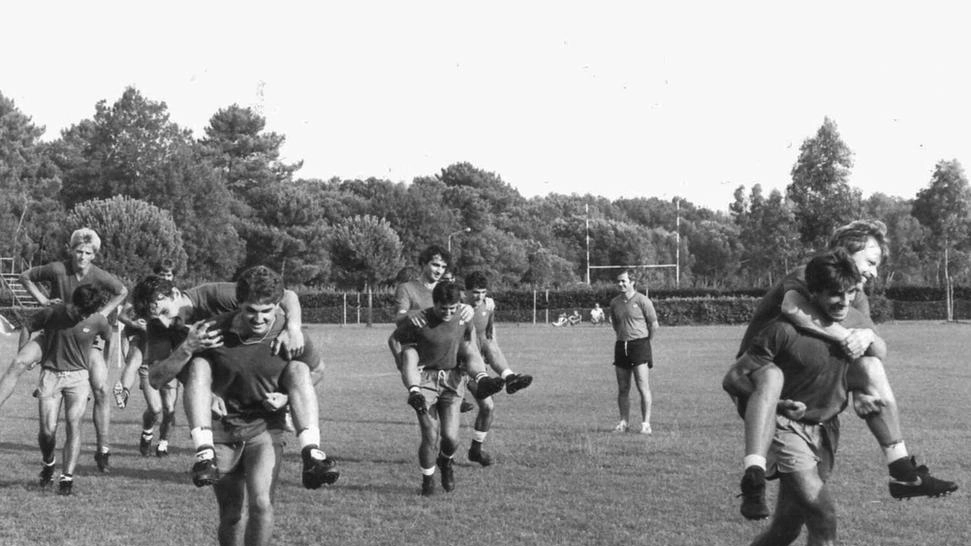 L’iconico numero "7" apre il cassetto dei ricordi: "Simoni ci convinse allenamento dopo allenamento" L’iconico numero "7" apre il cassetto dei ricordi: "Simoni ci convinse allenamento dopo allenamento"