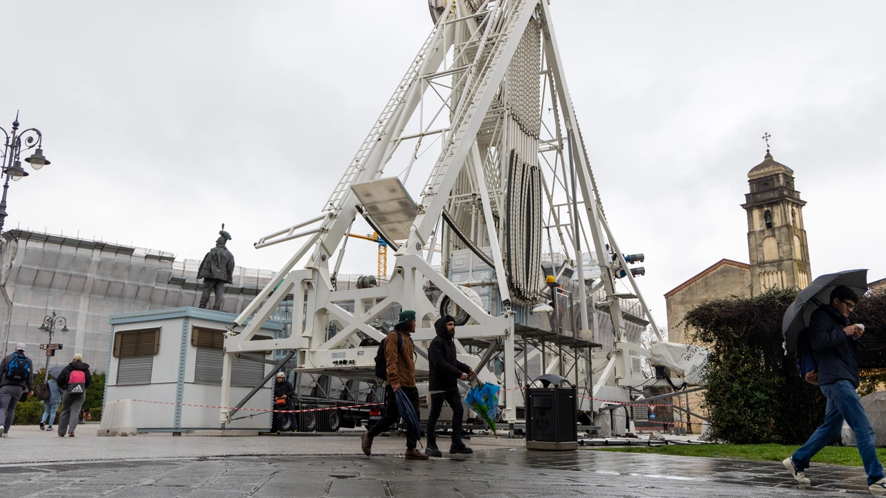 La costruzione della ruota in piazza Vittorio Emanuele (Foto Del Punta/Valtriani) La costruzione della ruota in piazza Vittorio Emanuele (Foto Del Punta/Valtriani)