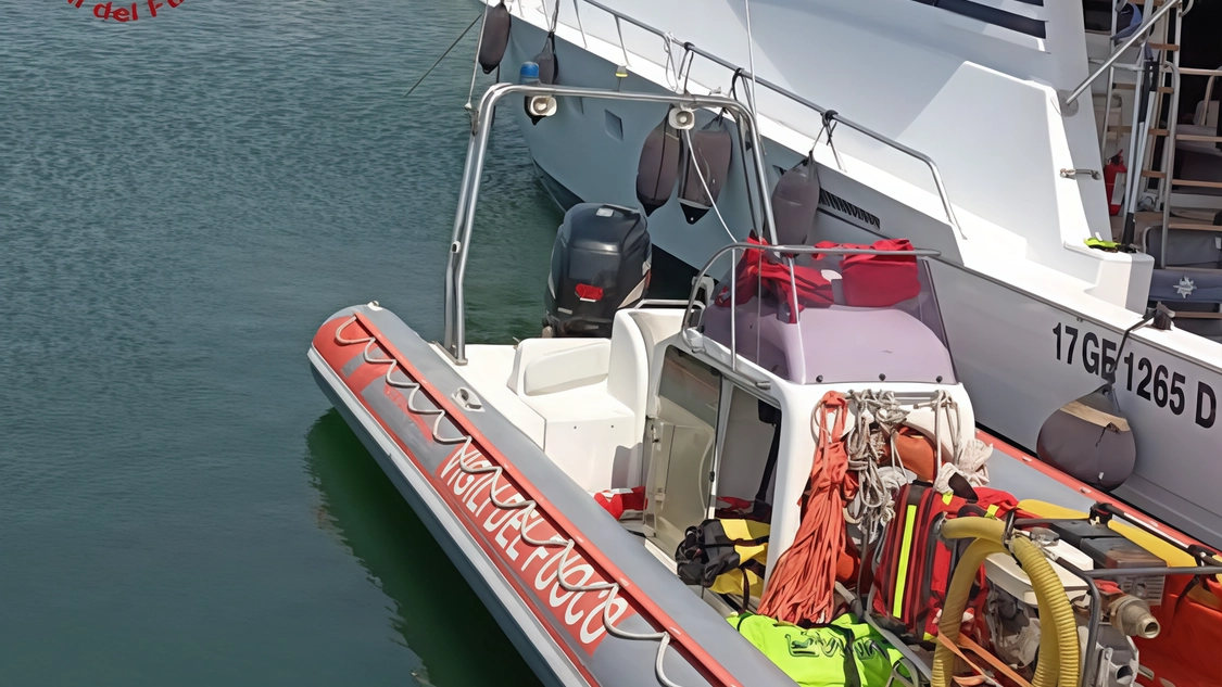 Intervento a Scarlino della squadra dei vigili del fuoco del presidio acquatico per un principio di incendio su un’imbarazione Intervento a Scarlino della squadra dei vigili del fuoco del presidio acquatico per un principio di incendio su un’imbarazione