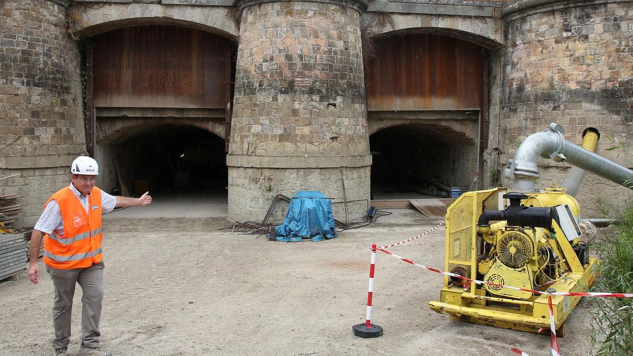 L’ingresso del tunnel sotto piazza Poggi: continuano i lavori di risanamento L’ingresso del tunnel sotto piazza Poggi: continuano i lavori di risanamento