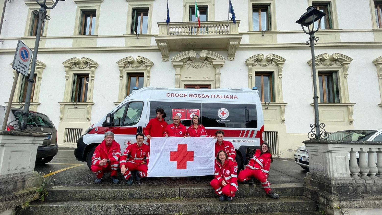 Bandiera, mezzo e volontari CRI di fronte al palazzo comunale di Bagno a Ripoli 