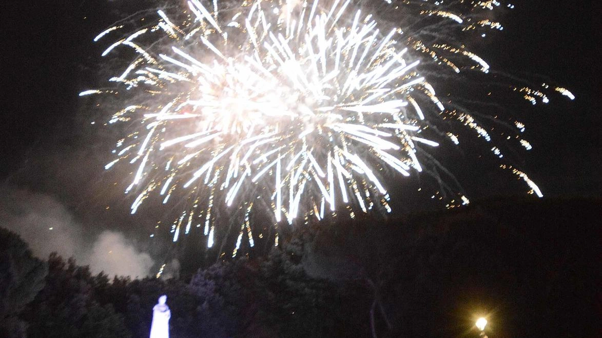 Venti minuti col naso all’insù e il cielo colorato a festa per i fuochi di San Donato. Il Prato si...