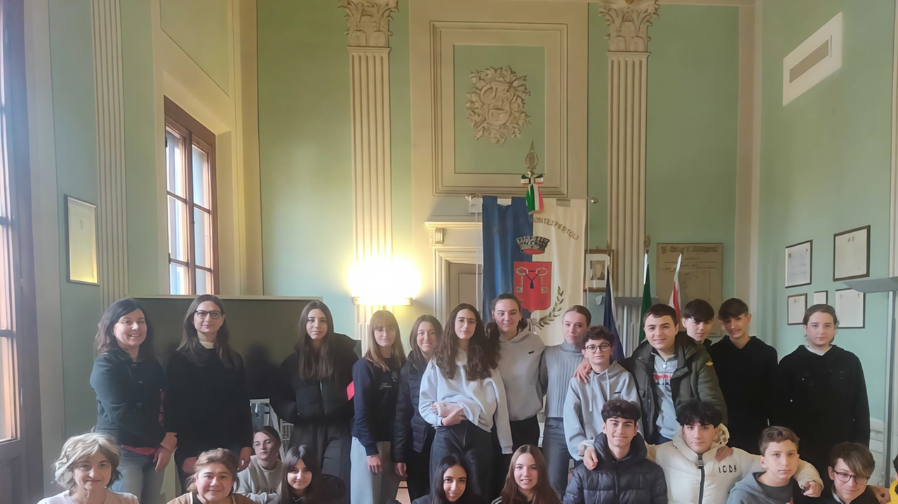 Gli studenti della scuola secondaria. “Renato Fucini“ di Montespertoli che oggi mettono in scena lo spettacolo «Le voci dei ragazzi, per non dimenticare» Gli studenti della scuola secondaria. “Renato Fucini“ di Montespertoli che oggi mettono in scena lo spettacolo «Le voci dei ragazzi, per non dimenticare»