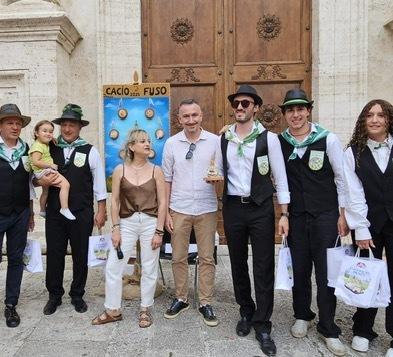 https://www.lanazione.it/image-service/view/acePublic/alias/contentid/YjU5MGIxZTAtNjllNy00/0/cacio-al-fuso-vince-il-prato-grave-lutto-segna-la-festa.jpeg?f=1.90:1&w=1200