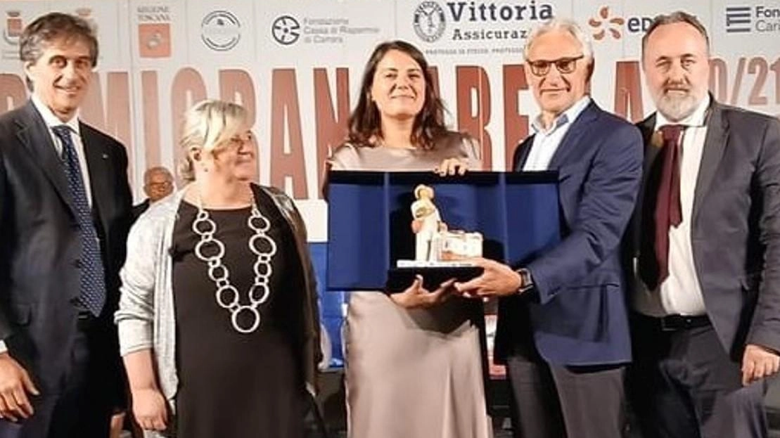 La consegna del premio ad Aurora Tamigio al termine della scorsa edizione