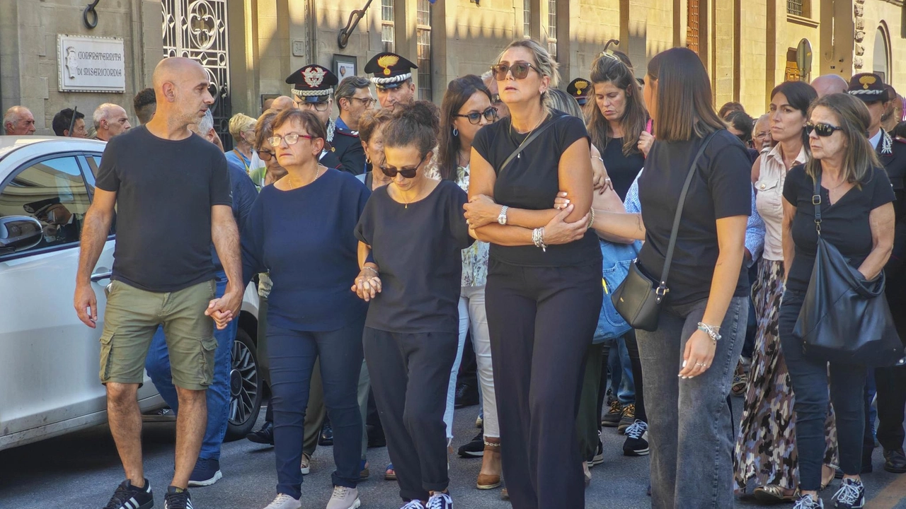 La famiglia e gli amici di Andrea Loprevite in corteo verso la pieve (fotoGermogli) La famiglia e gli amici di Andrea Loprevite in corteo verso la pieve (fotoGermogli)