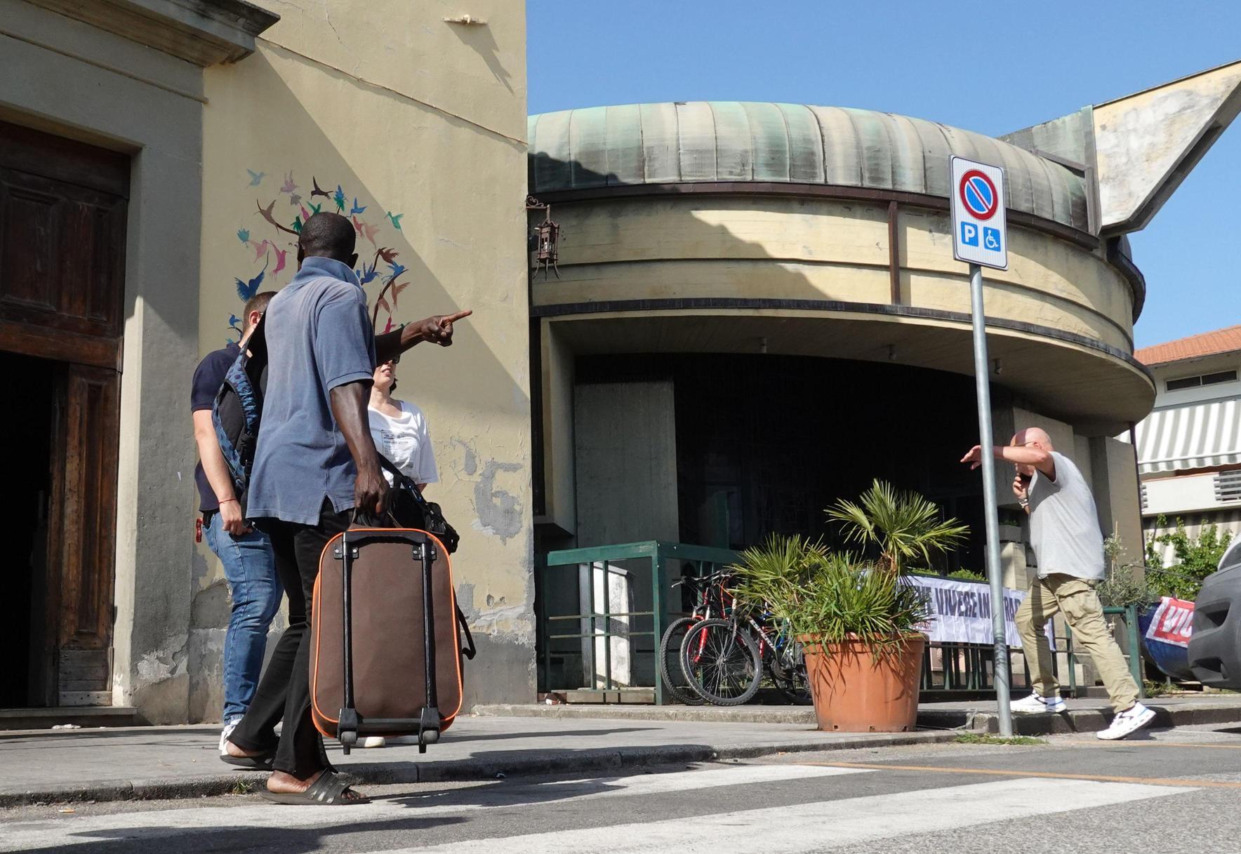 https://www.lanazione.it/image-service/view/acePublic/alias/contentid/YjUwOWFkNTktMTJmMy00/0/vicofaro-si-svuota-un-accampamento-durato-dieci-anni-ora-si-presidia-la-zona.jpeg