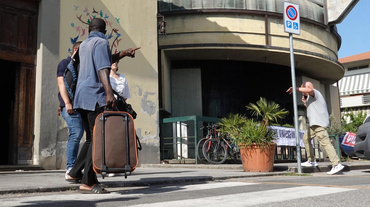 Proseguono le partenze degli ospiti verso le case di Diocesi e Caritas. Don Biancalani: "Non vorrei che fossero solo parcheggi per i ragazzi". Proseguono le partenze degli ospiti verso le case di Diocesi e Caritas. Don Biancalani: "Non vorrei che fossero solo parcheggi per i ragazzi".