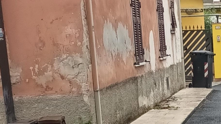 Il residente replica a Retiambiente. Proteste anche da via Sauro a causa del mancato ritiro della carta Il residente replica a Retiambiente. Proteste anche da via Sauro a causa del mancato ritiro della carta
