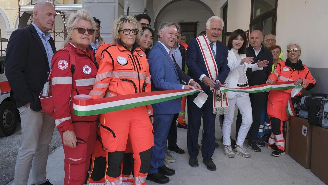 Aumenteranno le probabilità di sopravvivenza del paziente in caso di arresto cardiaco: defibrillazione precoce e possibilità di interconnettersi con la centrale operativa del 118. Aumenteranno le probabilità di sopravvivenza del paziente in caso di arresto cardiaco: defibrillazione precoce e possibilità di interconnettersi con la centrale operativa del 118.