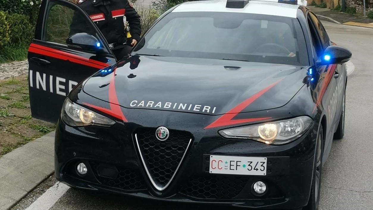 Urina in pubblico in pieno centro. Poi si avventa contro i carabinieri