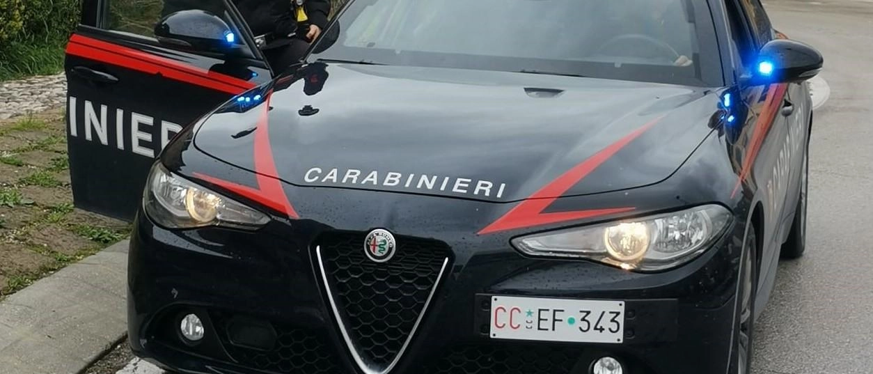 Urina in pubblico in pieno centro. Poi si avventa contro i carabinieri
