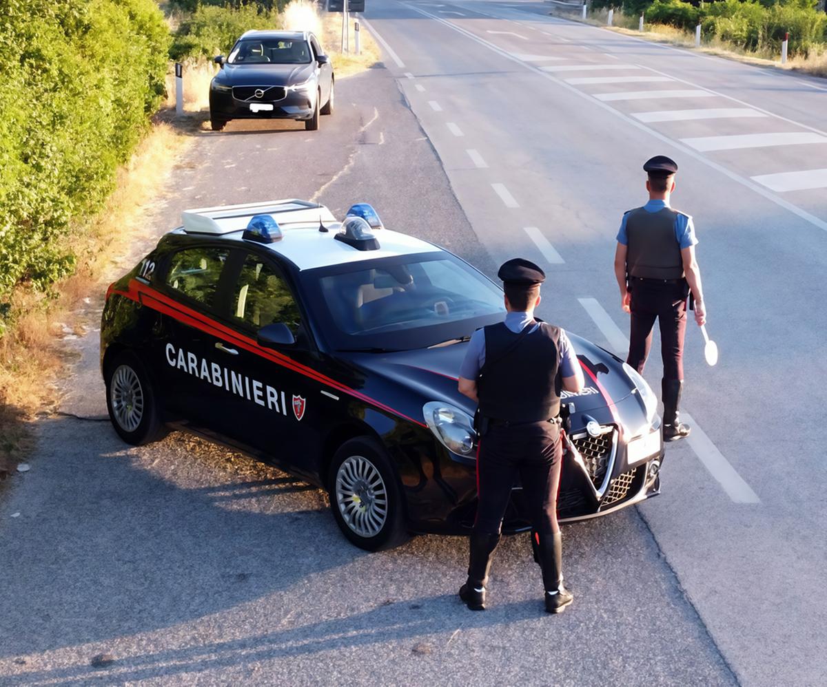 Controlli dei carabinieri. Ubriachi alla guida di auto. Giovane armato di coltello Controlli dei carabinieri. Ubriachi alla guida di auto. Giovane armato di coltello