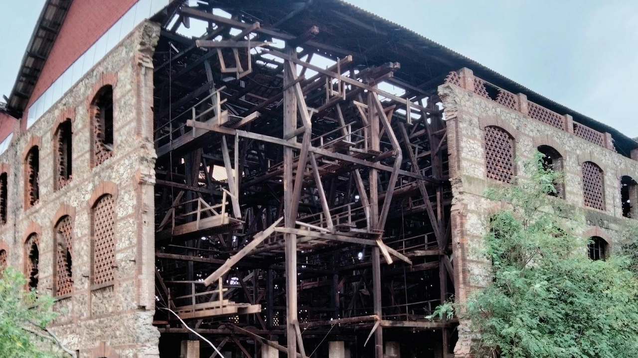 Uno degli stabili, che si trovano all’interno dell’area dell’ex Sitoco, in cui è avvenuto il. crollo di un muro e di parte del tetto Uno degli stabili, che si trovano all’interno dell’area dell’ex Sitoco, in cui è avvenuto il. crollo di un muro e di parte del tetto