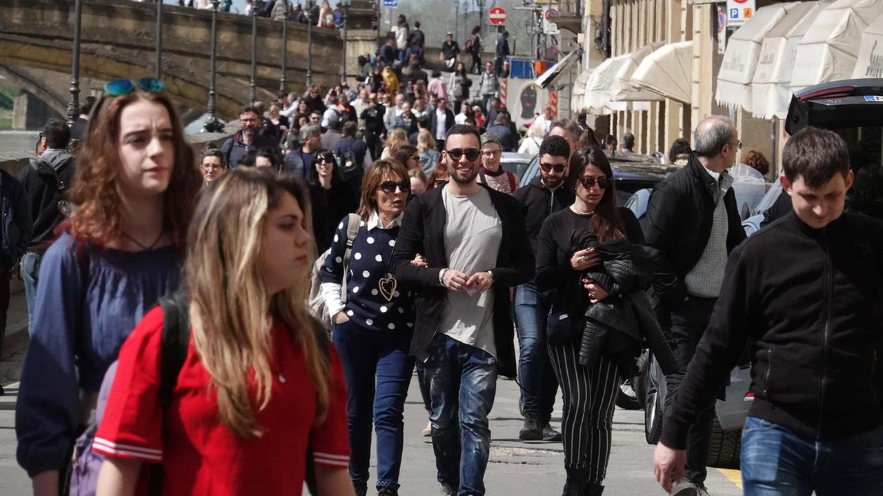 Folla di turisti sui lungarni a Firenze