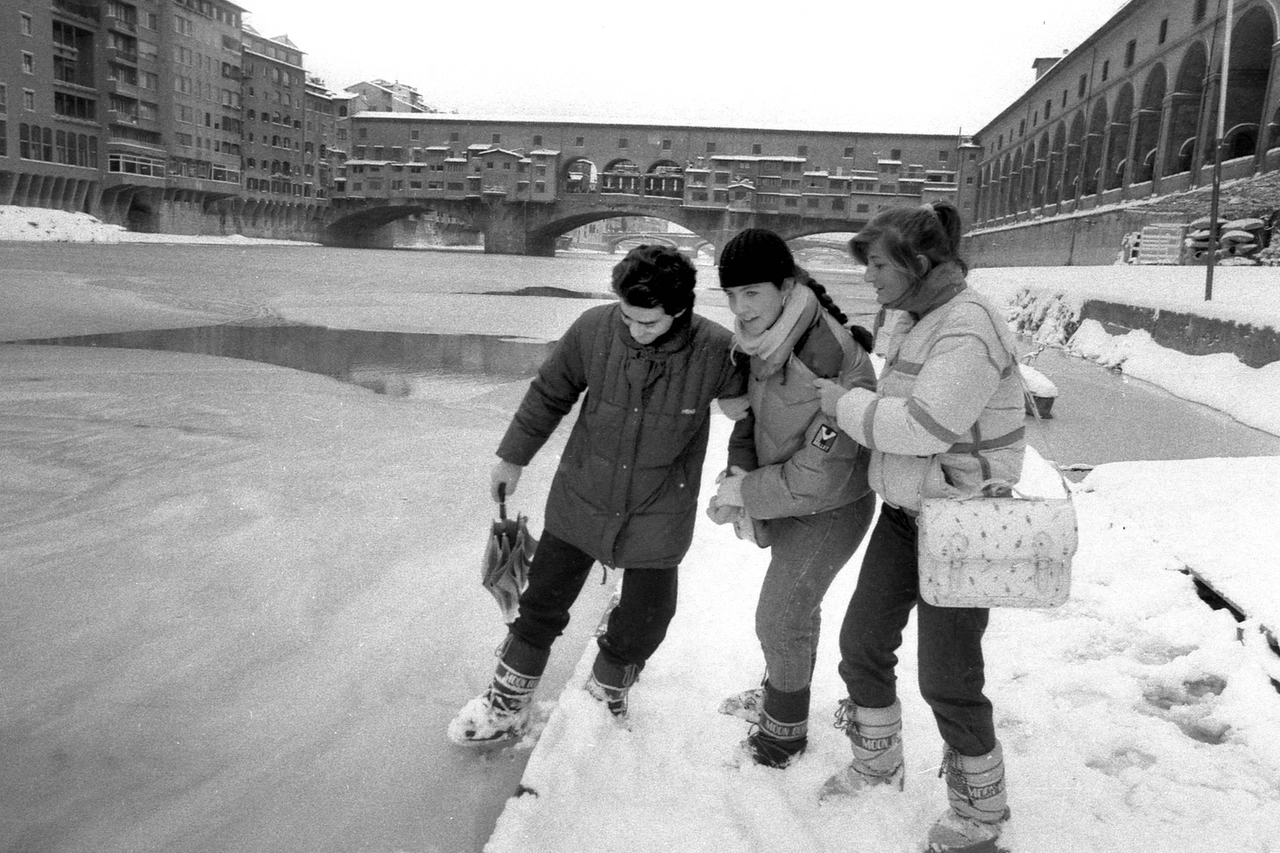 L'Arno ghiacciato a Firenze nel 1985 (Archivio storico New Press Photo)