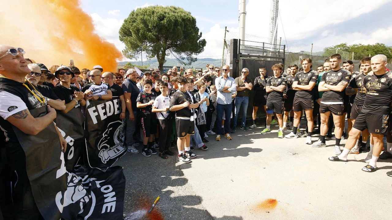 L’incontro tra la squadra e i tanti tifosi arrivati al centro sportivo di Follo L’incontro tra la squadra e i tanti tifosi arrivati al centro sportivo di Follo