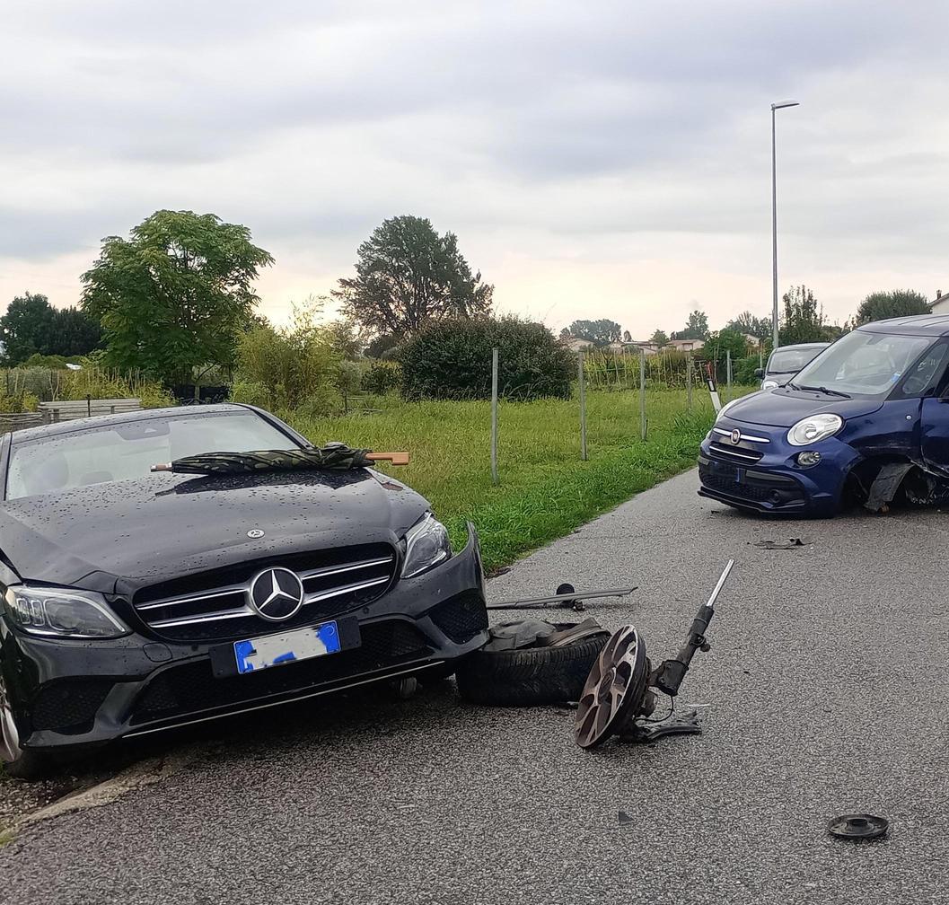 Frontale tra auto: "Quella strada è pericolosa"