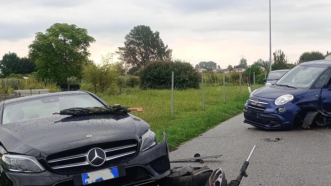 Brutto incidente ieri mattina in via in Via di Campo nel comune di Chiesina Uzzanese. Per cause in corso di... Brutto incidente ieri mattina in via in Via di Campo nel comune di Chiesina Uzzanese. Per cause in corso di...