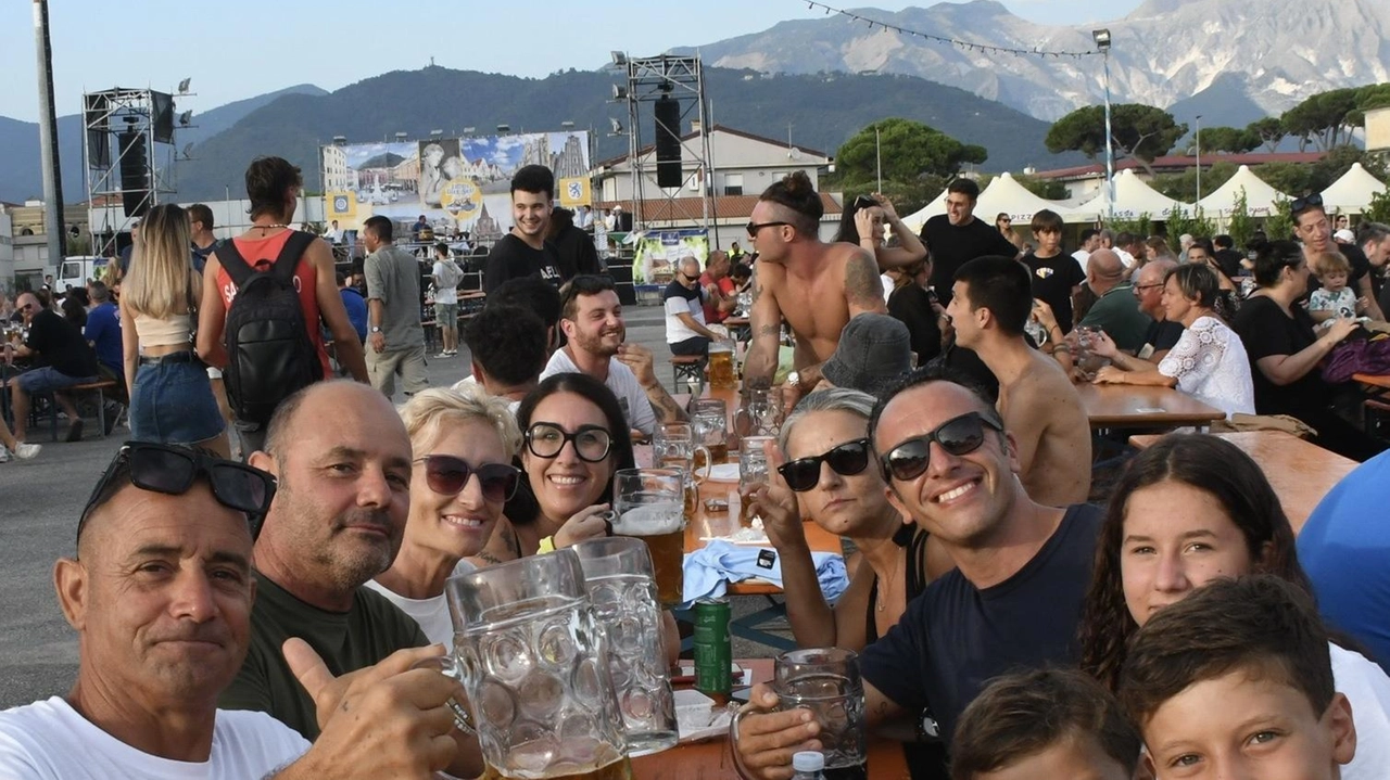 Partenza movimentata per la Festa della Birra: boom di presenze e diverbio tra tifosi. Dati di affluenza incoraggianti e attesa per gli eventi in programma. Partenza movimentata per la Festa della Birra: boom di presenze e diverbio tra tifosi. Dati di affluenza incoraggianti e attesa per gli eventi in programma.