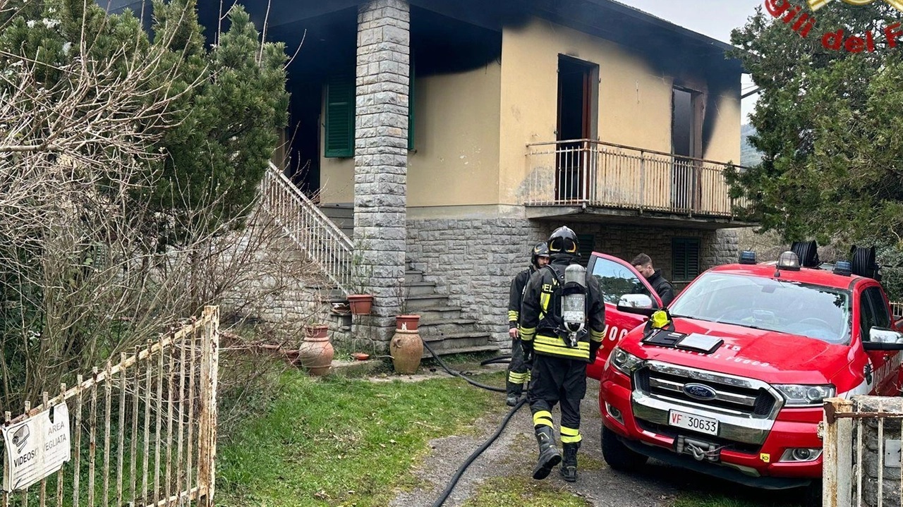 I vigili del fuoco sono intervenuti nella villetta a Bucine e hanno spento l’incendio ormai generalizzato al momento dell’arrivo e messo in sicurezza l’area I vigili del fuoco sono intervenuti nella villetta a Bucine e hanno spento l’incendio ormai generalizzato al momento dell’arrivo e messo in sicurezza l’area