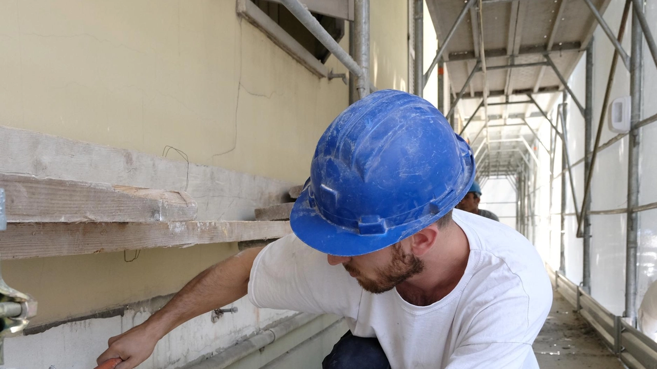 Il Comune di Certaldo ha approvato l'aggiornamento del progetto per l'efficientamento energetico della scuola primaria Carducci. L'intervento prevede isolamento termico, sostituzione di serramenti e impianto di climatizzazione. Alcune spese sono state riviste. Il Comune di Certaldo ha approvato l'aggiornamento del progetto per l'efficientamento energetico della scuola primaria Carducci. L'intervento prevede isolamento termico, sostituzione di serramenti e impianto di climatizzazione. Alcune spese sono state riviste.