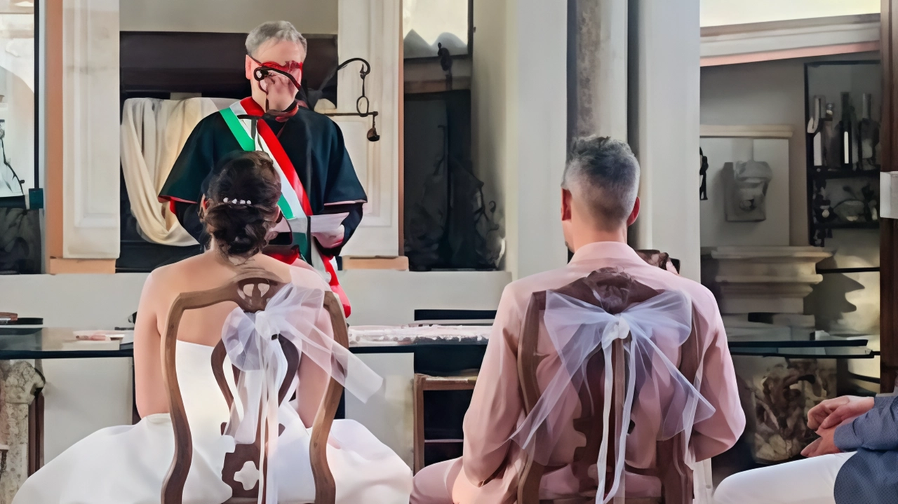 Vestito da cardinale e con la fascia tricolore sopra: bufera sul consigliere dei 5 Stelle Stefano Nuzzo Vestito da cardinale e con la fascia tricolore sopra: bufera sul consigliere dei 5 Stelle Stefano Nuzzo
