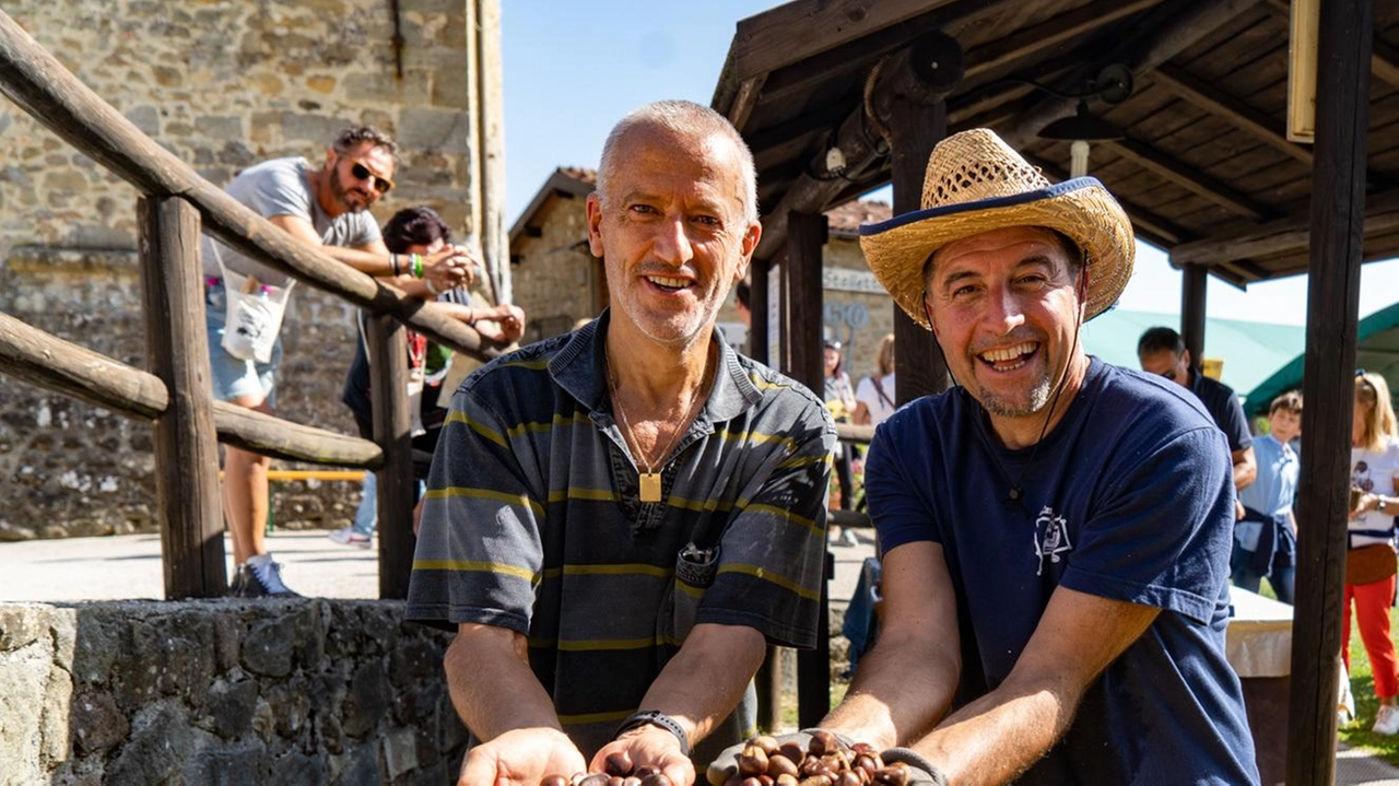 La "Castagnata in Piazza" a Molazzana offre un percorso degustativo autunnale con piatti tradizionali e prodotti locali, mercatino, laboratorio per bambini e intrattenimento musicale. Un evento organizzato dalla Asr Cascio con la partecipazione delle associazioni locali. La "Castagnata in Piazza" a Molazzana offre un percorso degustativo autunnale con piatti tradizionali e prodotti locali, mercatino, laboratorio per bambini e intrattenimento musicale. Un evento organizzato dalla Asr Cascio con la partecipazione delle associazioni locali.