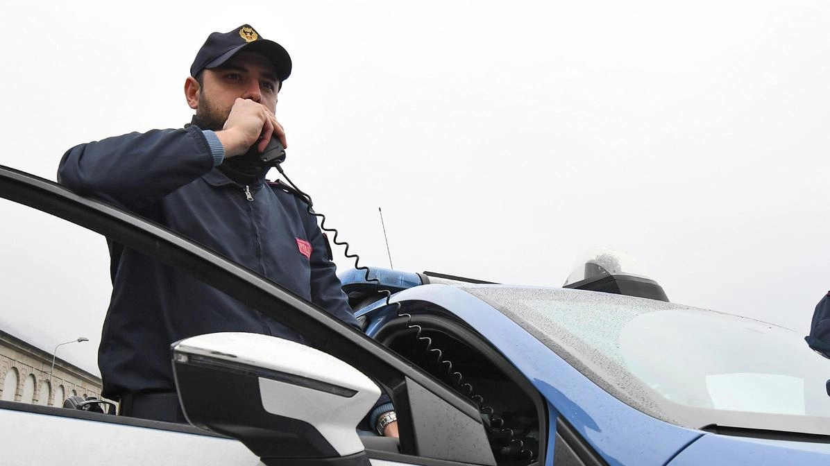 Polizia in una foto di repertorio. L'uomo è stato arrestato in provincia di Milano, a Rozzano, e sarebbe responsabile anche di diversi furti in Toscana Polizia in una foto di repertorio. L'uomo è stato arrestato in provincia di Milano, a Rozzano, e sarebbe responsabile anche di diversi furti in Toscana