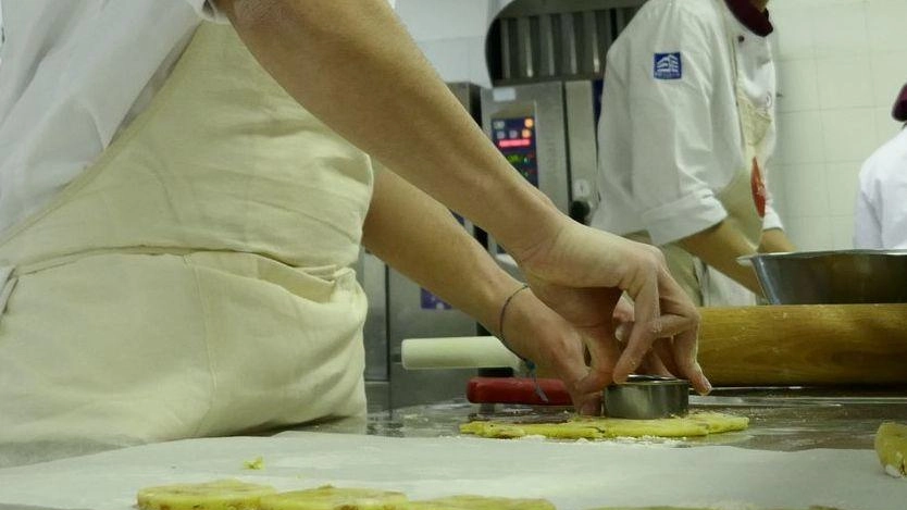 Alcuni ragazzi del Datini qui durante una gara di pasticceria (foto d’archivio Attalmi) Alcuni ragazzi del Datini qui durante una gara di pasticceria (foto d’archivio Attalmi)