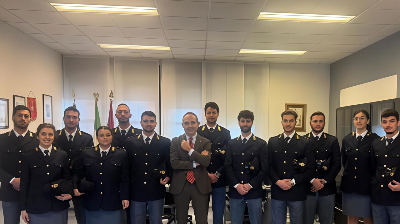 Il questore Ciccimarra con i nuovi poliziotti che hanno preso servizio in Maremma Il questore Ciccimarra con i nuovi poliziotti che hanno preso servizio in Maremma