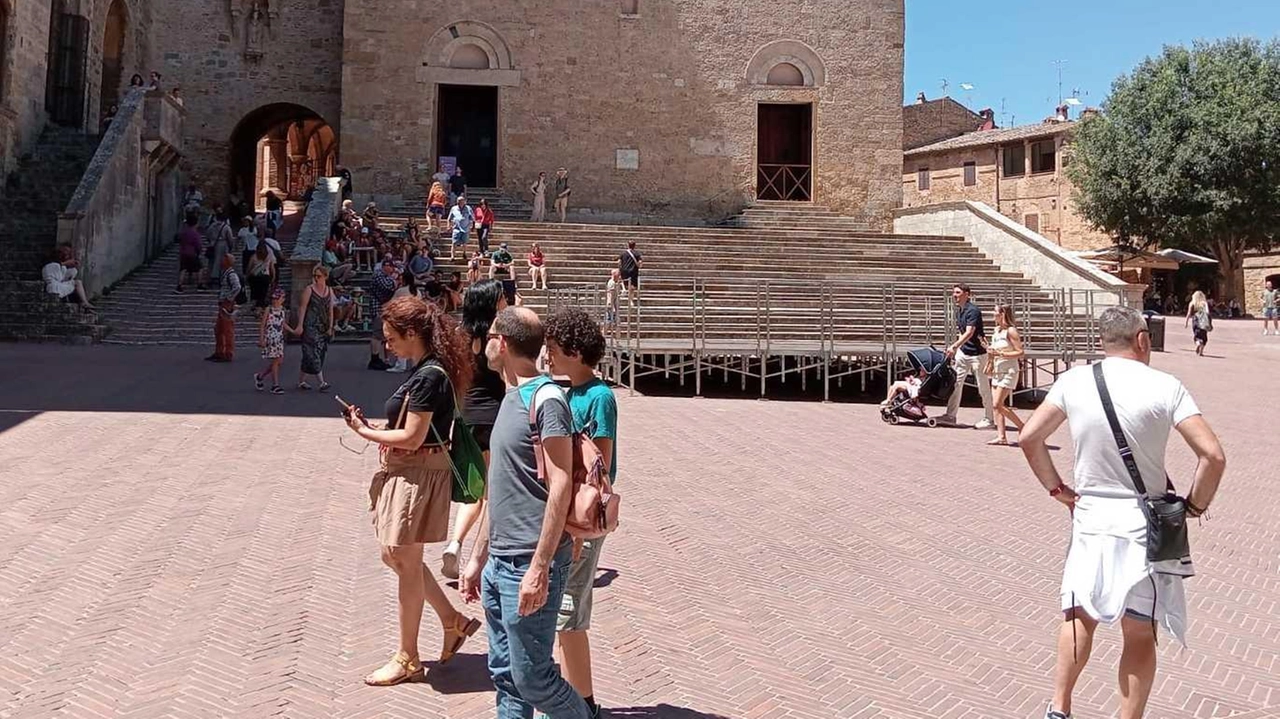 Anche da San Gimignano si alza la preoccupata voce, meglio dire le voci, del calo di quel turismo soprattutto... Anche da San Gimignano si alza la preoccupata voce, meglio dire le voci, del calo di quel turismo soprattutto...