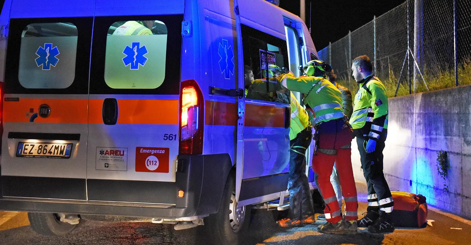 https://www.lanazione.it/image-service/view/acePublic/alias/contentid/YjVkN2ZkNDktN2E2Mi00/0/un-ambulanza-in-una-foto-di-repertorio.jpeg